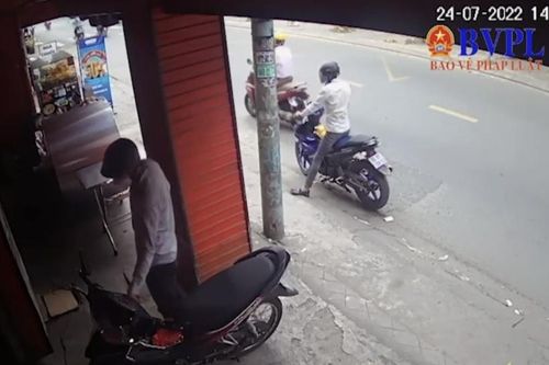 Mới mua xe máy trả góp, cô gái bị hai thanh niên trộm, kéo lê ngã xuống đường