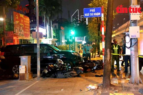 Hà Nội: 'Xế điên' đâm ô tô, xe máy đổ la liệt, nhiều người thương vong