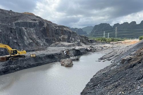 Quảng Ninh: Sẽ giám định mẫu đất đá màu xám nghi là khoáng sản khi thi công đường