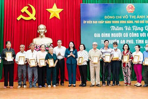 Phó Chủ tịch nước Cộng hòa XHCN Việt Nam Võ Thị Ánh Xuân thăm và tặng quà gia đình chính sách tại huyện An Phú