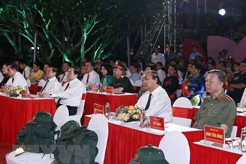 Chủ tịch Nước Nguyễn Xuân Phúc, Thủ tướng Chính phủ Phạm Minh Chính, Chủ tịch Quốc hội Vương Đình Huệ tham dự Chương trình 'Khúc tráng ca hòa bình' kỷ niệm 75 năm Ngày Thương binh-Liệt sĩ
