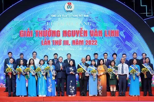 Trao tặng Giải thưởng Nguyễn Văn Linh cho 10 cán bộ công đoàn tiêu biểu