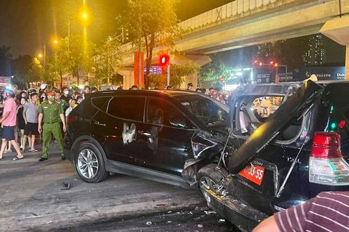 Hà Nội: Ô tô 7 chỗ tông hàng loạt xe, một người tử vong