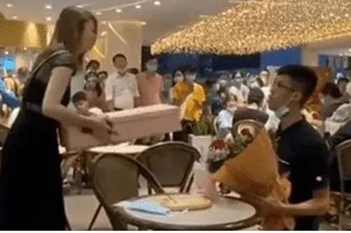 Từ vụ chàng trai quỳ gối tỏ tình, ép cô gái đồng ý làm người yêu, đâu là cách tỏ tình, cầu hôn ấn tượng?