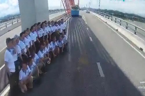 Mải mê chụp ảnh trên cầu, nhóm 20 người suýt bị ô tô tông