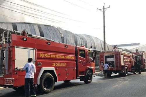 Cháy nhà kho ở Bình Dương gây thiệt hại nặng