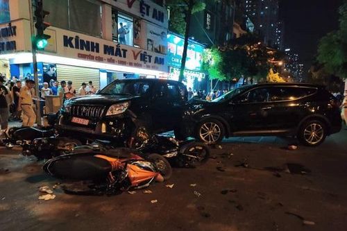 Vừa xảy ra vụ tai nạn liên hoàn nghiêm trọng tại quận Hà Đông
