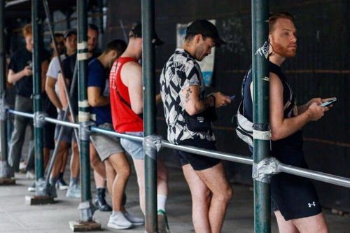Đậu mùa khỉ khơi dậy 'ác mộng HIV' với người đồng tính, song tính