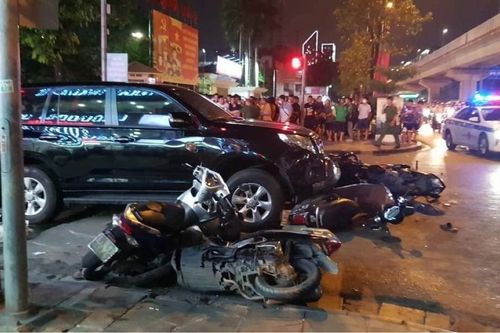Xe Santa Fe tông hàng loạt xe máy làm 1 người chết