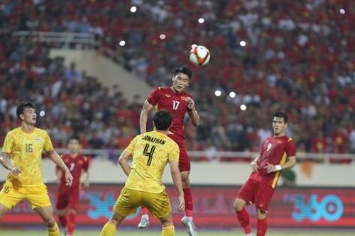 Cựu HLV tuyển Thái Lan cảnh báo nguy cơ bị Việt Nam và Malaysia vượt mặt