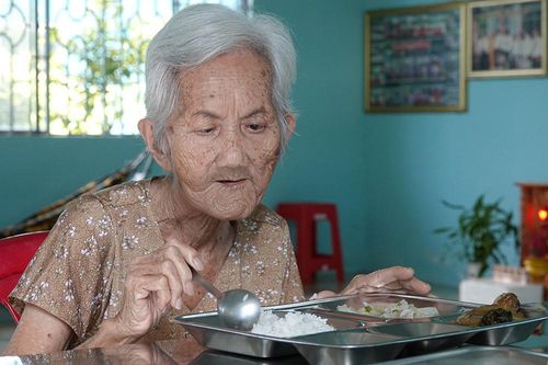 Người đàn ông miền Tây chi 400 lượng vàng xây nhà nuôi hàng trăm cụ già
