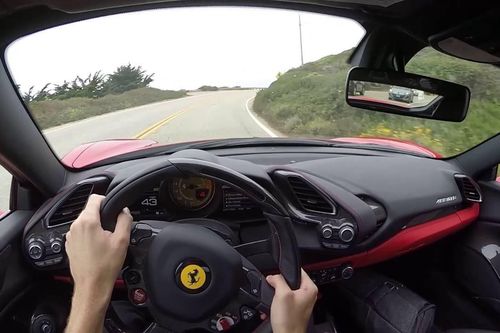 Lái siêu xe Ferrari 488 GTB, nhầm 1 núm xoay gặp ngay tai họa