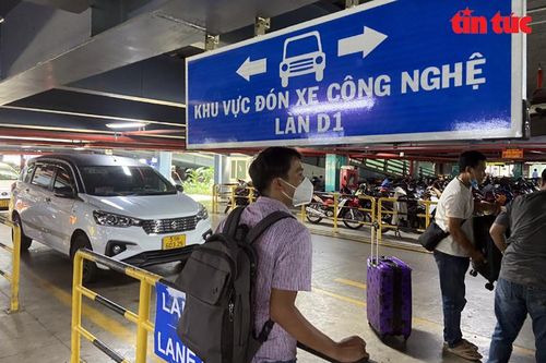 Ngày đầu tiên hành khách được đón xe công nghệ tại tầng trệt sân bay Tân Sơn Nhất