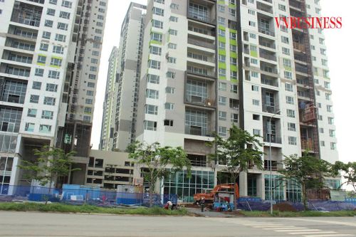 Thị trường nhà ở Tp.HCM vẫn chờ gỡ vướng dòng vốn vay giữa lúc tăng giá bán