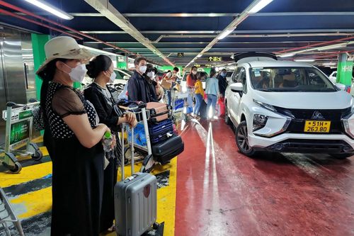Tân Sơn Nhất dừng cho xe công nghệ đón khách trên lầu