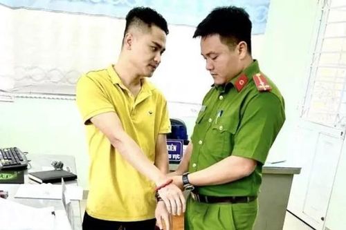 Bắt cựu công an trại giam lừa đảo gần 1 tỷ đồng
