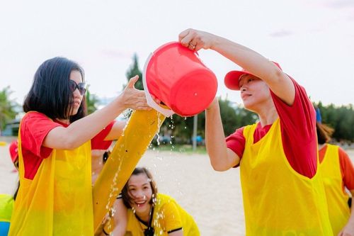 Công ty xin lỗi khi nhóm nữ nhân viên cởi áo ngực ở biển Cửa Lò