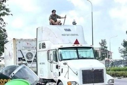 Nam thanh niên vào vai kiếm khách, đòi giao chiến tài xế xe container