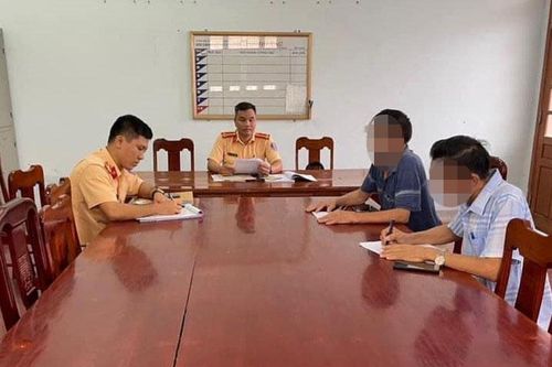 Hà Tĩnh: Dừng xe trên cầu Cửa Hội để chụp ảnh, 2 tài xế bị phạt nặng