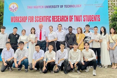 Hội thảo tiếng Anh về nghiên cứu khoa học của sinh viên Trường Đại học Kỹ thuật Công nghiệp