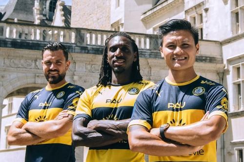 Quang Hải làm ngôi sao trung tâm khi Pau FC ra mắt áo đấu mới