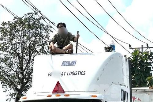 'Kiếm khách' thách đấu tài xế container ở Bình Dương, cảnh sát phải đến giải vây