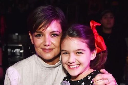 Suri Cruise hát trong phim của mẹ Katie Holmes