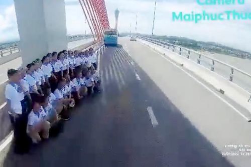 Hai tài xế bị xử phạt tiền triệu vì đỗ xe trên cầu để chụp ảnh