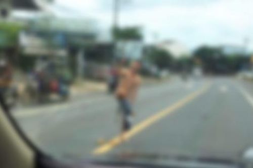 Thanh niên thoát y giữa quốc lộ, múa may gây ùn tắc giao thông
