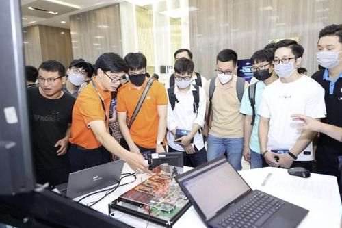 Hàng nghìn người trải nghiệm công nghệ xe hơi do người Việt phát triển