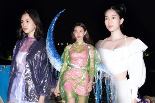 Dàn người đẹp 'đội mưa' cho màn tổng duyệt: Thùy Tiên, Tiểu Vy mặc áo mưa catwalk