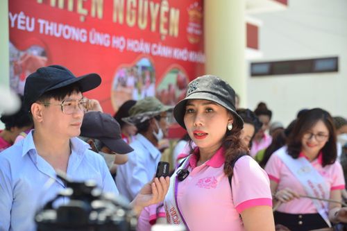 Hoa hậu Thiện nguyện Phạm Thị Minh Phi tham gia trao tặng bò giống cho hộ nghèo tại huyện Hòa Vang - Thành Phố Đà Nẵng