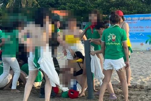 Thông tin mới nhất vụ nhóm du khách cởi áo phản cảm trên bãi biển Cửa Lò