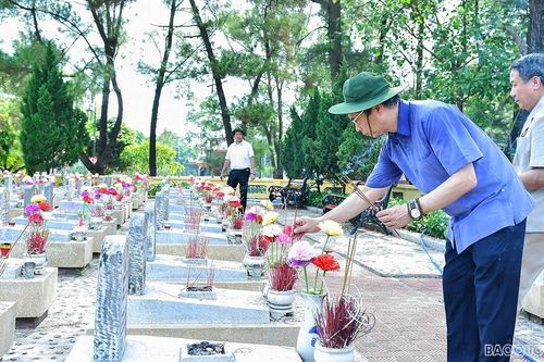 Đoàn Bộ Ngoại giao dâng hương, tri ân các anh hùng, liệt sĩ tại Nghĩa trang Trường Sơn và Thành cổ Quảng Trị