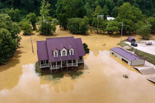 Hàng trăm người thiệt mạng do lũ lụt tại Kentucky, Mỹ và Iran