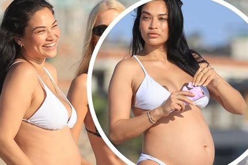 Siêu mẫu nội y Shanina Shaik bầu 'vượt mặt' vẫn quyến rũ khó cưỡng với bikini