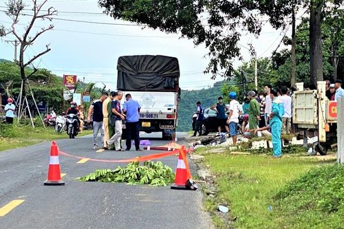 Ô tô tải va chạm với xe đạp điện, bé gái 12 tuổi tử vong
