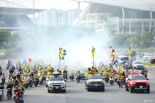 Hơn 1.000 cổ động viên xứ Nghệ 'tiếp lửa' cho Sông Lam Nghệ An trước trận gặp Hà Nội FC