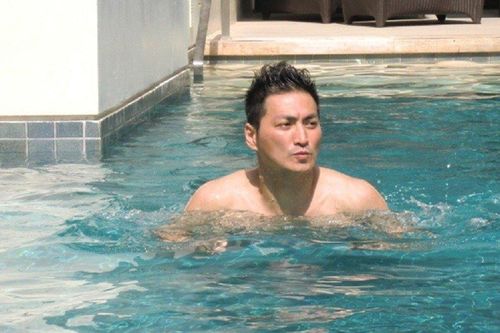 'Triển Chiêu' Hà Gia Kính gây chú ý khi chụp ảnh đi bơi cùng 2 bé gái