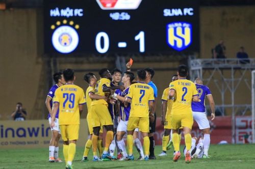 Cựu còi vàng V.League: Thẻ đỏ cho cầu thủ SLNA trước Hà Nội FC không thuyết phục