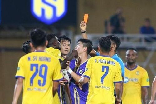 Trọng tài đuổi cầu thủ SLNA có bắt đúng luật?
