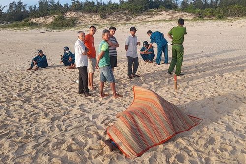 Quảng Nam: Đã xác định danh tính người đàn ông trôi dạt vào bờ biển