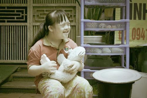 Đứa trẻ đặc biệt 'lẽo đẽo' theo mẹ đi rửa bát thuê