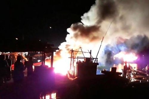Quảng Bình: 4 tàu cá bốc cháy dữ dội trong đêm khi neo đậu ở bến sông