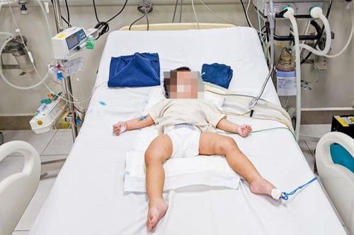 Sức khỏe cháu bé hơn 1 tuổi bị đôi vợ chồng hành hạ giờ ra sao?