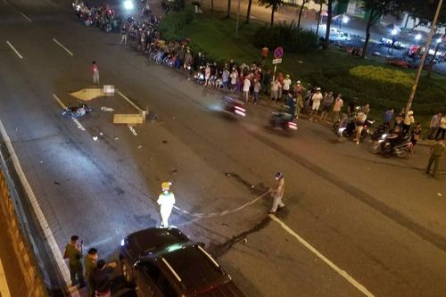 TPHCM: Hai cô gái trẻ tử vong sau va chạm với ô tô bán tải
