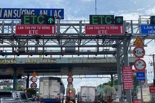 TPHCM: Dòng xe 'rùa bò' qua trạm trong ngày đầu thu phí không dừng