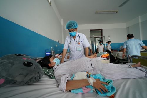 TPHCM: Dịch sốt xuất huyết và tay chân miệng diễn biến khó lường