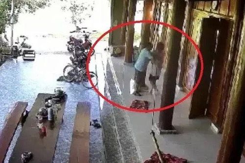 Cách hết chức vụ trong Đảng đối với Chủ tịch MTTQ xã sàm sỡ bé gái