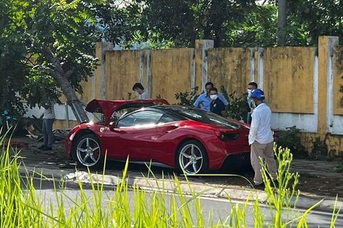 Đại gia Lào Cai muốn mua siêu xe Ferrari bị tai nạn ở Hà Nội